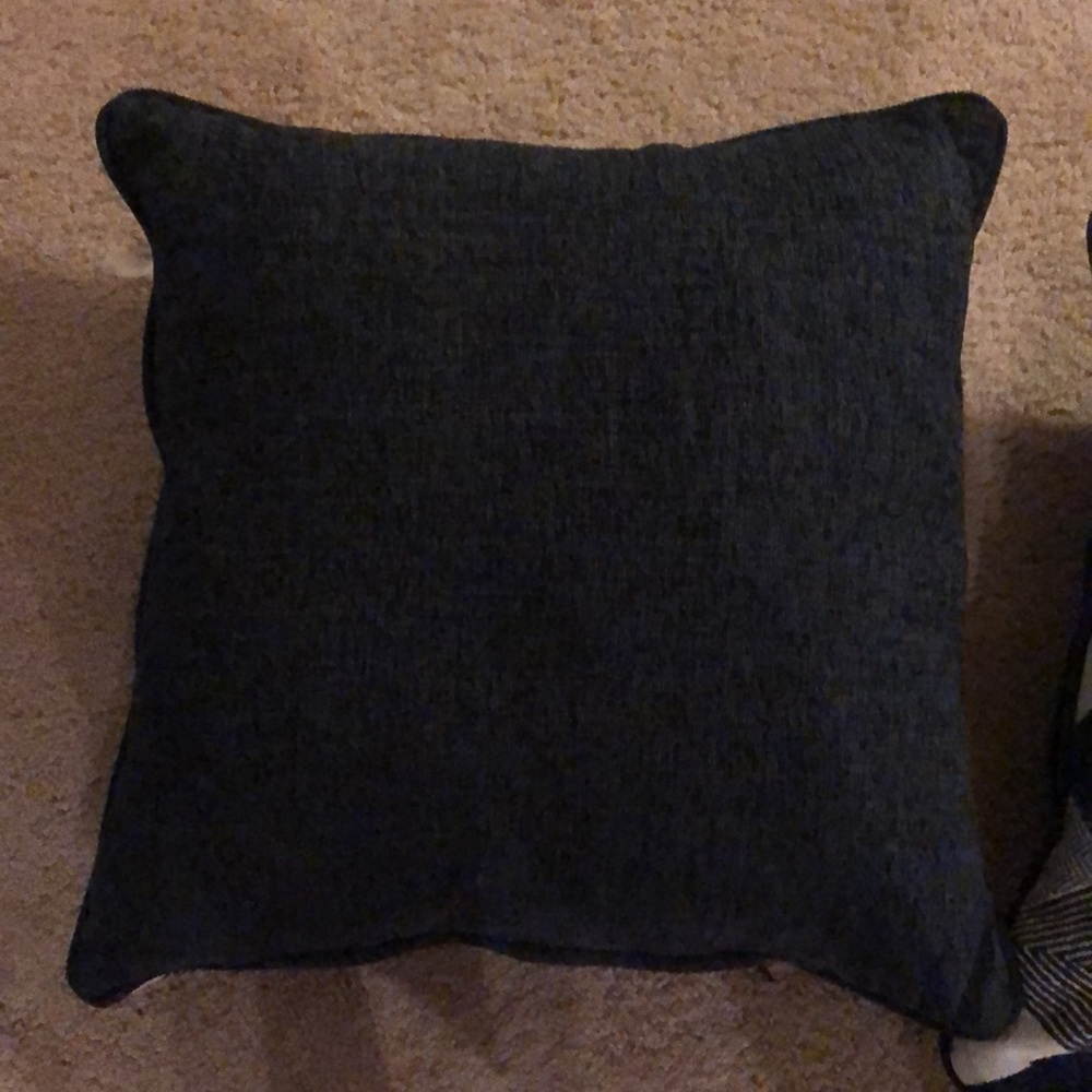 2 pillows - Picture 3 of 3